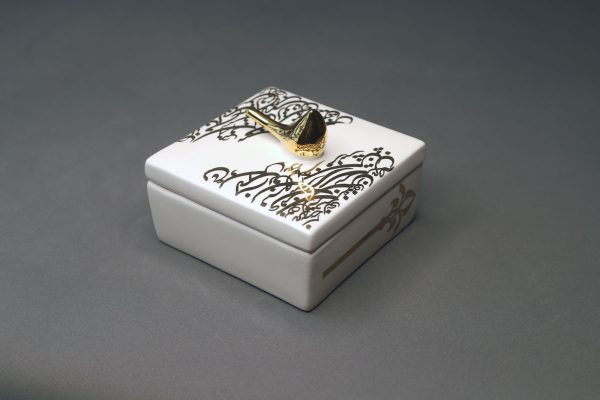 ظرف دربدار مربع کوچک لیبل طلا سرامیکی